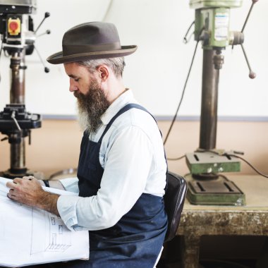 planı ile atölye çalışan usta