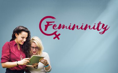 Güzel kızlar tablet kullanma