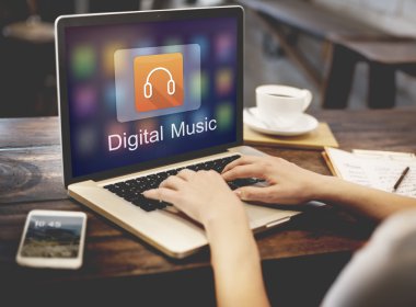 Dizüstü bilgisayarla çalışan kadın