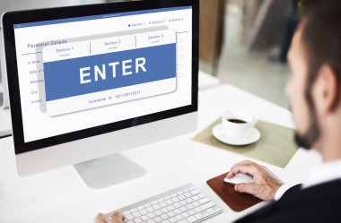 bilgisayarla çalışma iş adamı