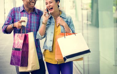 kadın ve süre alışveriş konuşan adam