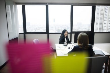 Meslektaşları beyaz yakalı işçi