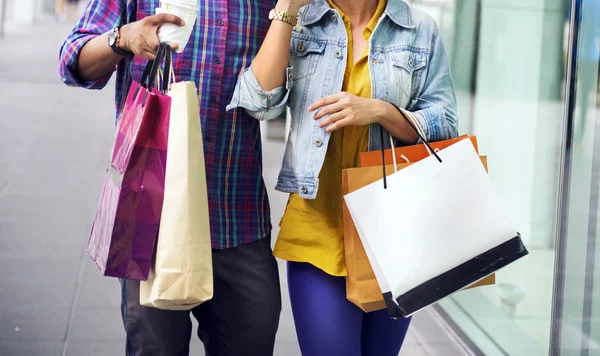 Mulher e homem falando enquanto faz compras — Fotografia de Stock