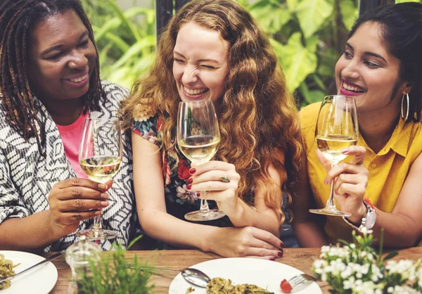 Asılı ve birlikte yemek kadın