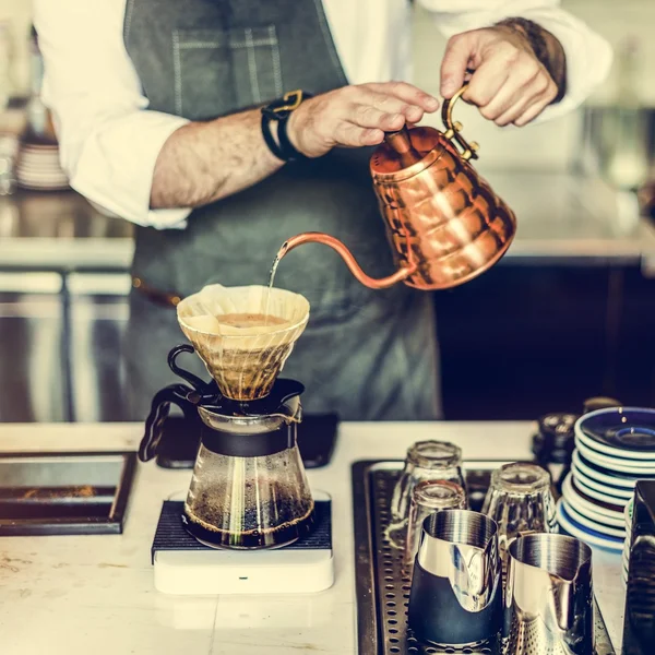 Barista macht Chemex-Kaffee — Stockfoto