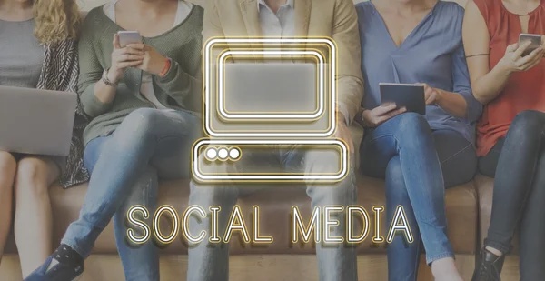 Folk sitter med enheter och sociala medier — Stockfoto