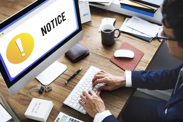 bilgisayar kullanarak iş adamı  