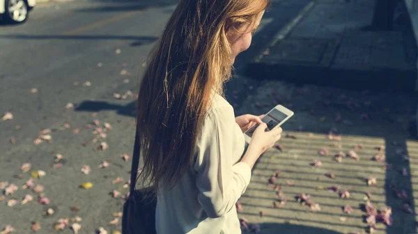 Meisje met smartphone — Stockfoto