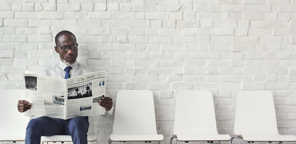 Geschäftsmann liest Zeitung — Stockfoto