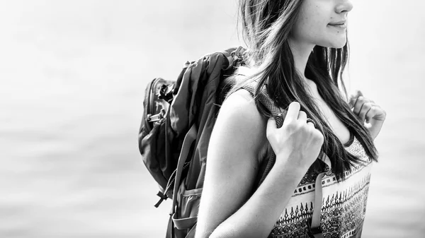 Ung flicka med ryggsäck — Stockfoto