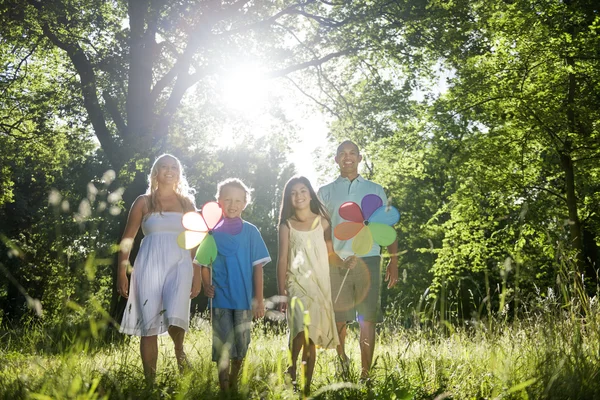 Família brincando e andando ao ar livre — Fotografia de Stock