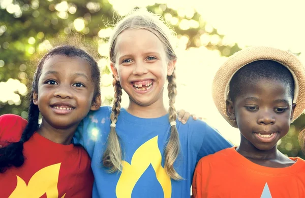 Niños multiétnicos al aire libre — Foto de Stock