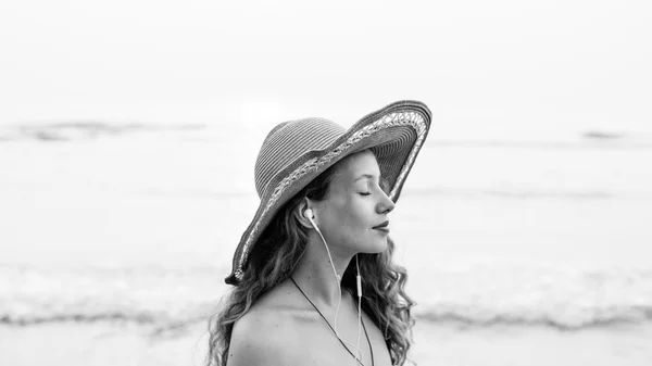 Mooie vrouw in zomer hoed — Stockfoto