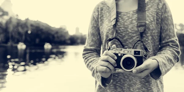 Photographer woman with retro camera — Stock Photo, Image