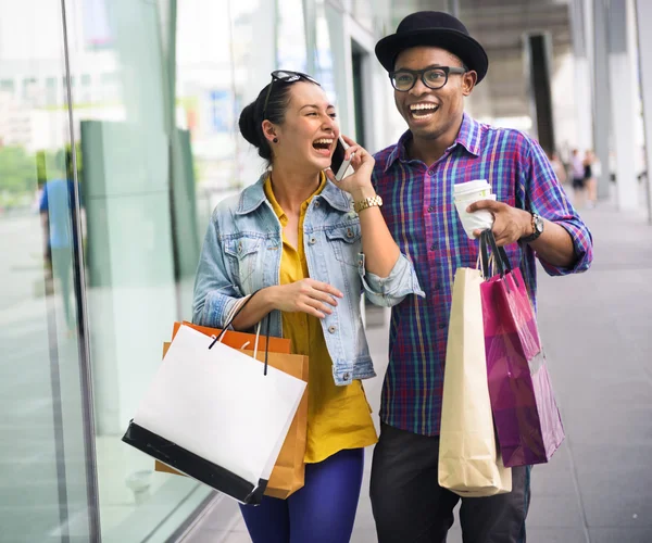 Vrouw en man praten tijdens het winkelen — Stockfoto