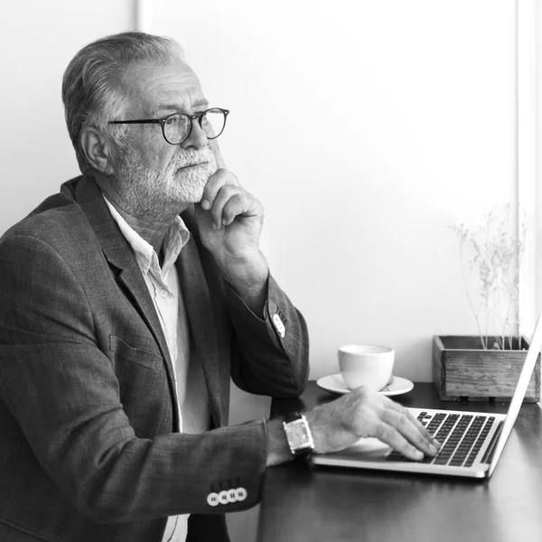 Uomo che lavora nel caffè — Foto Stock