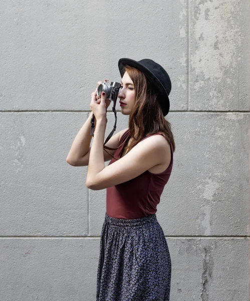 Bella donna in cappello con macchina fotografica — Foto Stock