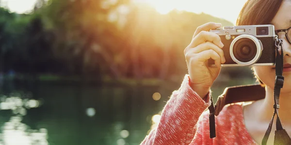 Photographer woman with retro camera — Stock fotografie