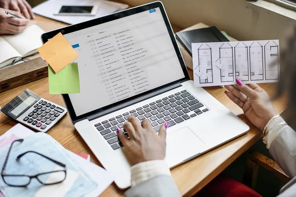 tipik dizüstü klavye üzerinde ofis çalışanı