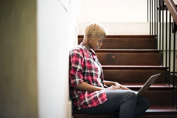 Afrikai nő, laptop — Stock Fotó