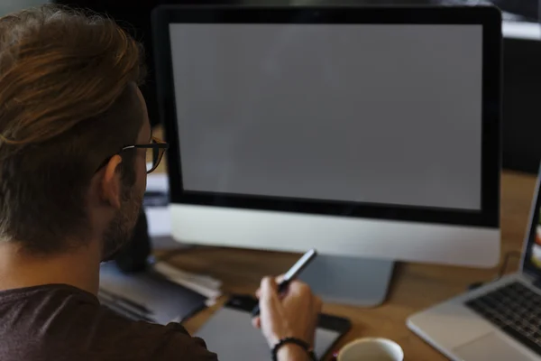 Mann arbeitet mit Computer — Stockfoto