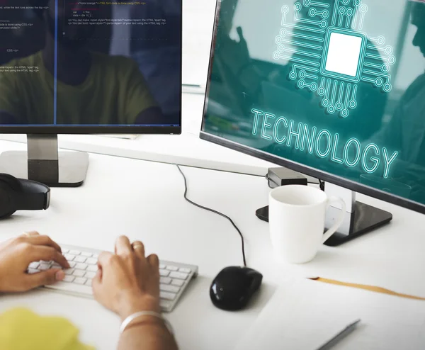 Zakenman werkt op de computer — Stockfoto