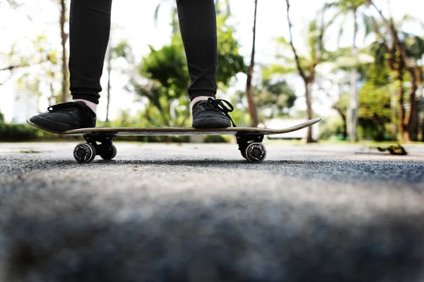 Πρόσωπο, ιππασία skateboard στην οδό — Φωτογραφία Αρχείου