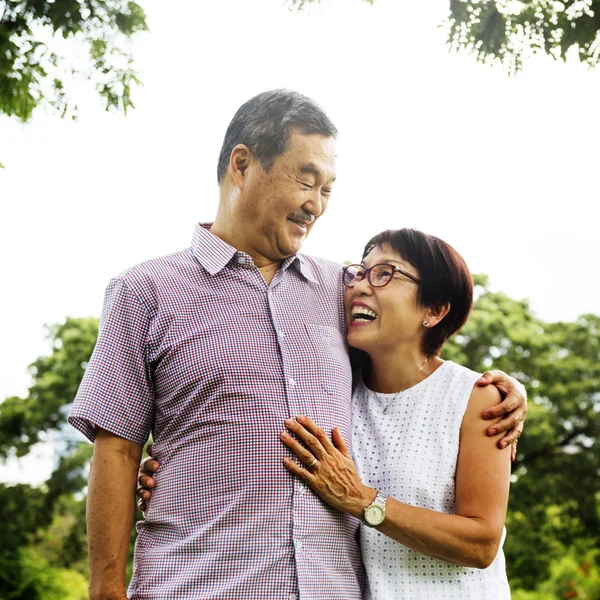 Pareja mayor abrazándose en parque — Foto de Stock