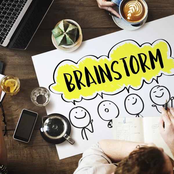 Mesa com cartaz com Brainstorm — Fotografia de Stock