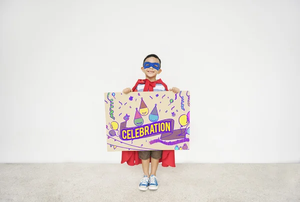 Superhéroe niño con cartón en las manos — Foto de Stock