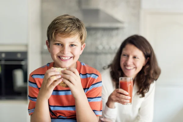 Mamma e figlio mangiare insieme — Foto Stock