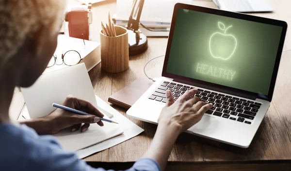 Mulher trabalhando no laptop com saudável — Fotografia de Stock