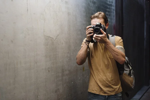 Mannen med kameran på street — Stockfoto