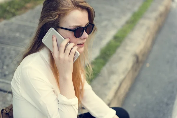 Menina falando no telefone celular — Fotografia de Stock