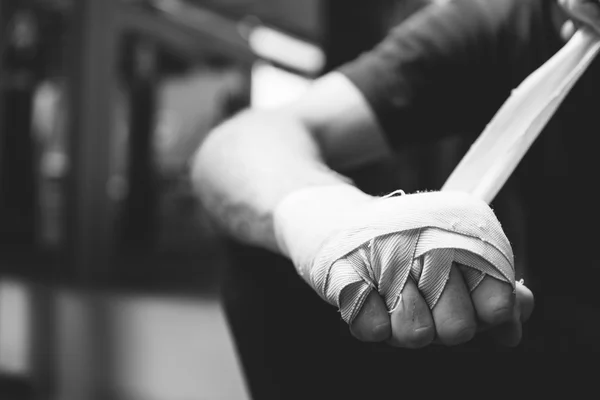 Boxer handen met bescherming Wraps — Stockfoto