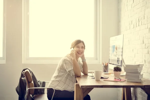 Mujer joven trabajando en estudio de diseño — Foto de Stock