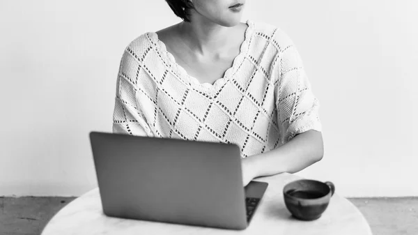 Азиатка, работающая с ноутбуком — стоковое фото