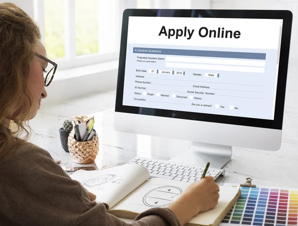 Frau im Büro arbeitet mit Computer — Stockfoto