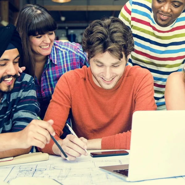 Architekturstudenten arbeiten im Café — Stockfoto