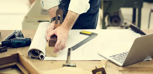 Artesão que trabalha na oficina — Fotografia de Stock