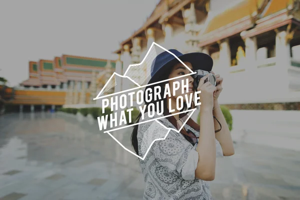 Gadis Asia bergaya dengan kamera — Stok Foto