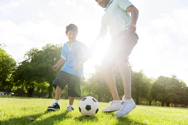 Padre giocare a calcio con il piccolo figlio — Foto Stock