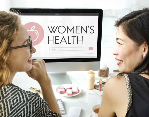 Mujeres jóvenes hablando y sonriendo — Foto de Stock