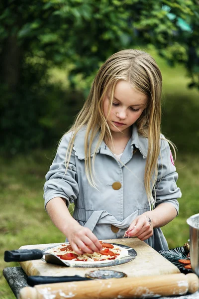 Μικρό κορίτσι μαγείρεμα πίτσα — Φωτογραφία Αρχείου