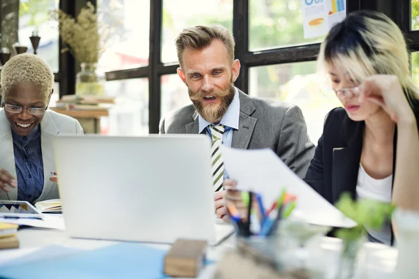 Mensen uit het bedrijfsleven samen brainstormen — Stockfoto