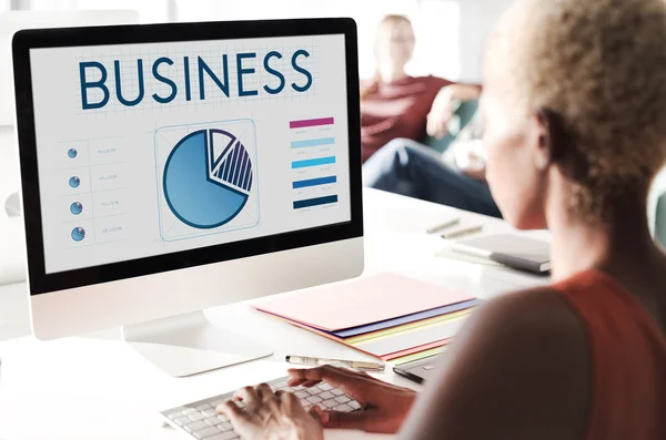 Businesswoman working on computer — Stock Photo, Image