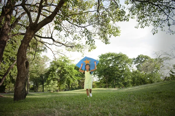 Fille jouer avec cerf-volant — Photo