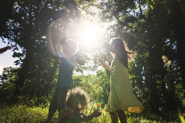 Crianças brincando juntas ao ar livre — Fotografia de Stock