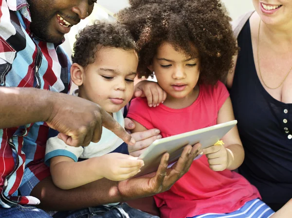 Семья с помощью цифрового планшета вместе — стоковое фото
