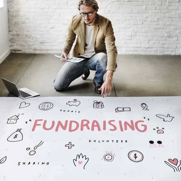Zakenman die werken met Fundraisin — Stockfoto